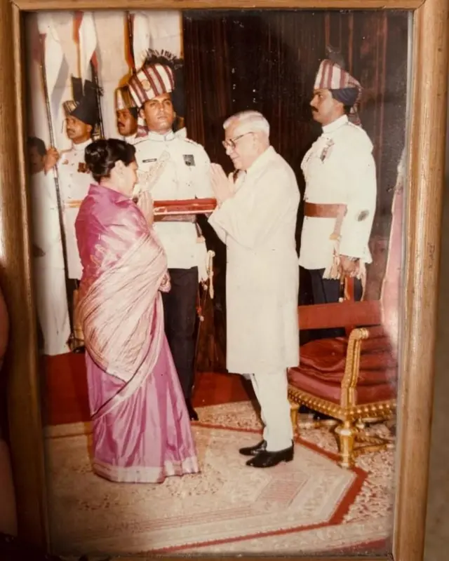 ਰਾਸ਼ਟਰਪਤੀ ਆਰ. ਵੈਂਕਟਰਮਨ ਅਤੇ ਸਕੁਐਡਰਨ ਲੀਡਰ ਦੇਵੈਯ ਦੀ ਪਤਨੀ ਸੁੰਦਰੀ ਦੇਵੈਆ