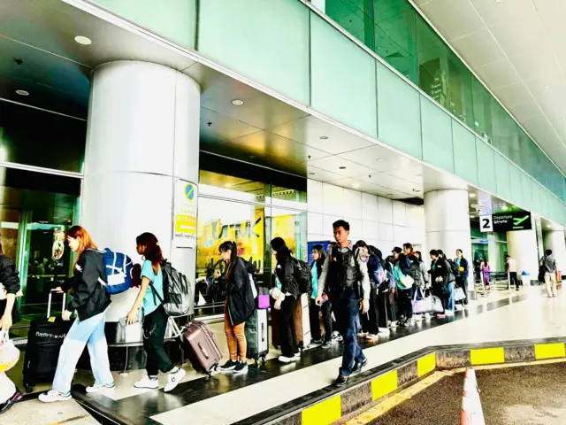 ရန်ကုန်အပြည်ပြည်ဆိုင်ရာလေဆိပ်မှာတွေ့ရတဲ့ ပြည်ပထွက်ခွာအလုပ်လုပ်ကိုင်ကြမယ့်သူတွေ