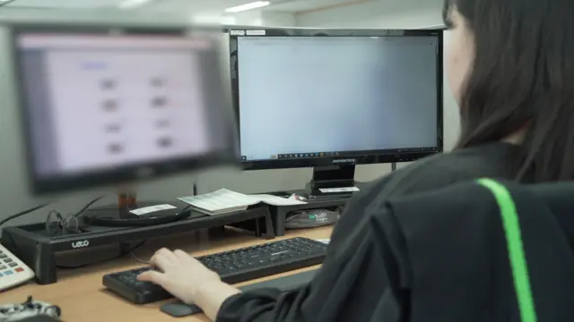 불법 촬영물, 딥페이크 합성물 등 디지털 성착취물을 모니터링하고 삭제하는 업무를 하고 있는 삭제지원 담당 직원들