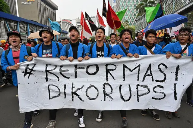 Mahasiswa Indonesia berbaris menuju istana presiden selama protes untuk memperingati hari janji pemuda di Jakarta pada 28 Oktober 2019