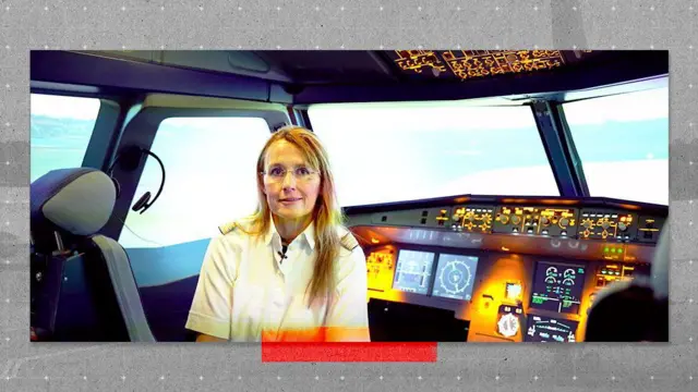 Командир A320 и президент Европейской ассоциации пилотов Таня Хартер в кабине самолёта перед панелью управления с горящими экранами и индикаторами.