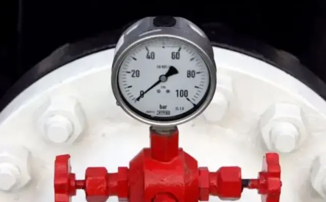 кран на нафтопроводі 