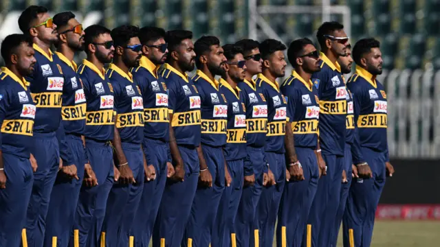 ශ්‍රී ලංකා ක්‍රිකට් කණ්ඩායම පකිස්ථානයේදී ජාතික ගීය වාදනය කරන අවස්ථාවේ සීරුවෙන් සිටි අවස්ථාව