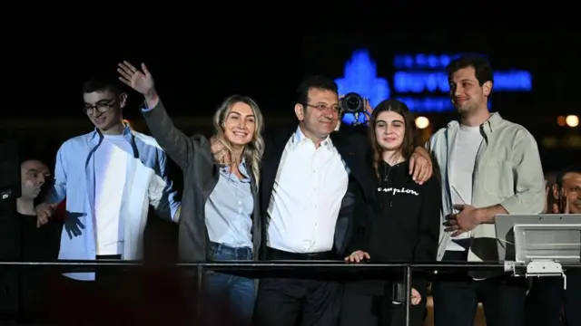 1 Nisan 2024 tarihli bir fotoğrafta görülen İmamoğlu ailesi