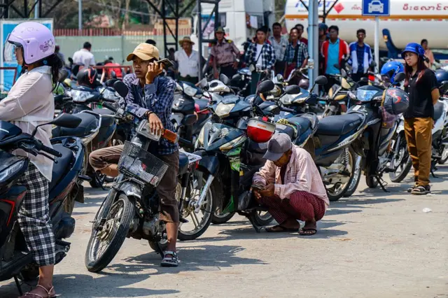 မတ် ၂၉ ရက် နေပြည်တော်မှာ ဆီဝယ်ယူဖို့တန်းစီနေရတဲ့ ဆိုင်ကယ်မောင်းနှင်သူတွေ 