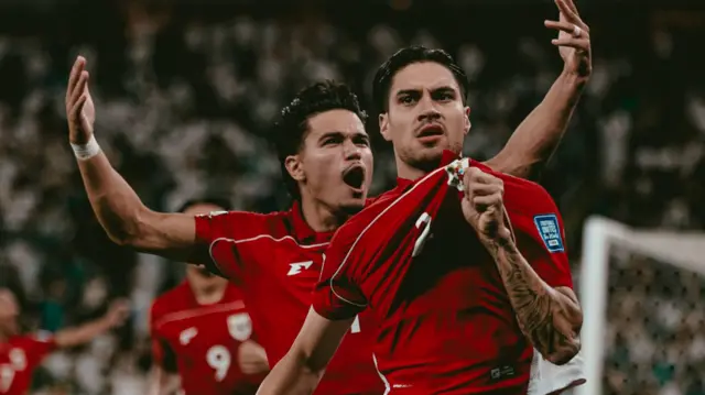 Pesepak bola Timnas Indonesia Kevin Diks (kanan) bersama rekannya Ragnar Oratmangoen (kiri) berselebrasi usai mencetak gol penalti ke gawang Arab Saudi pada pertandingan putaran keempat Kualifikasi Piala Dunia 2026 zona Asia di Stadion King Abdullah Sport City, Jeddah, Arab Saudi, Rabu (8/10/2025). Indonesia dikalahkan Arab Saudi dengan skor akhir 2-3.