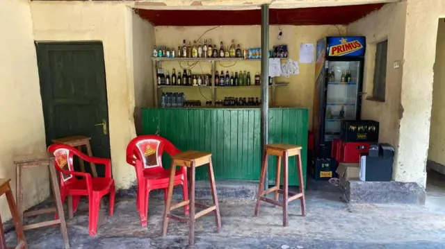 Alice avuga ko ku gicamunsi yabaga afite abakiriya benshi biganjemo abagiye kwambuka umupaka ariko ubu nasanze nta n'umwe uhari