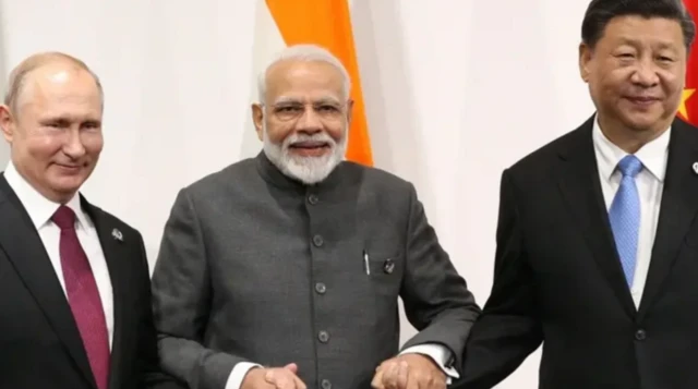 கடந்த ஜூன் 28, 2019-ல் ஜப்பானின் ஒசாகாவில் நடைபெற்ற எஸ்சிஓ மாநாட்டில் பங்கேற்ற ரஷ்ய அதிபர் புதின், இந்திய பிரதமர் மோதி மற்றும் சீன அதிபர் ஷி ஜின்பிங்