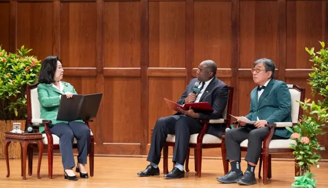 김은미 이화여대 총장과 데이비드 래미 영국 외무장관, 김상협 2050 탄소중립녹색성장위원회 공동위원장