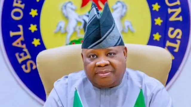 Gomina Ademola Adeleke ree pẹlu fila gogoro rẹ, o n wo ọọkan