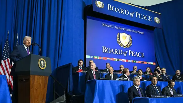 Trump ve Barış Kurulu üyeleri yan yana