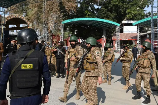 দুর্ঘটনাস্থলে পুলিশের পাশাপাশি সেনাবাহিনীর বোমা নিস্ক্রিয়করণ ইউনিটের সদস্য 