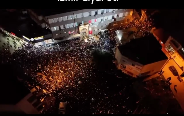 İzmir'de Muhammed Saki Erol için toplanan kalabalığın havadan çekilen görüntüsü. 