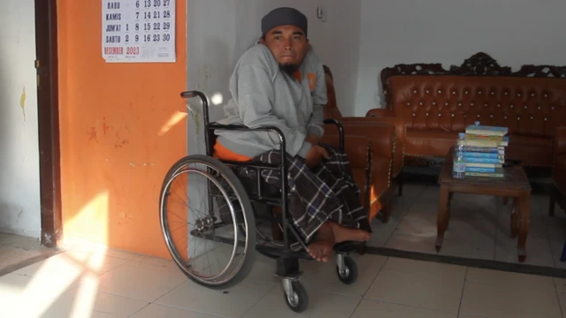 Slamet merupakan seorang penyandang disabilitas tuna daksa sejak lahir. 