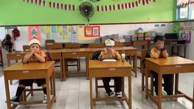 Siswa kelas satu SDN Tegalayu, Solo, Jawa Tengah, pada Kamis (16/07).