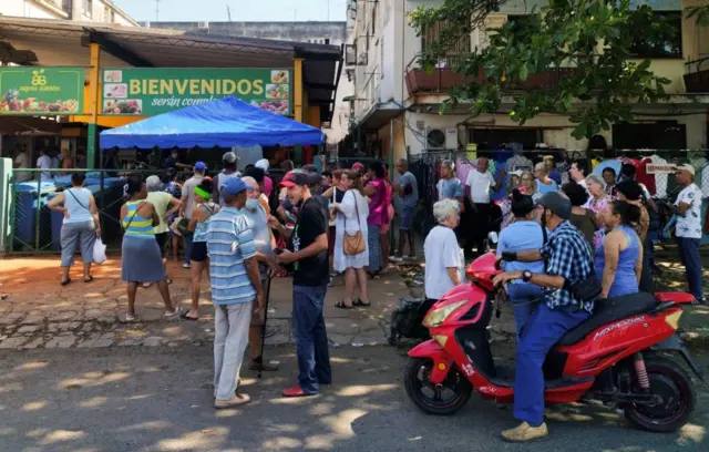 Cola en La Habana