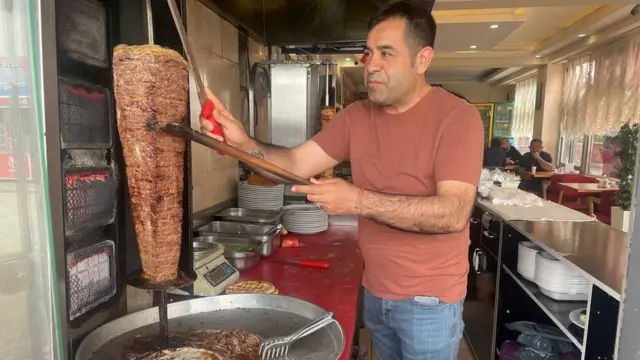 ኣል ኦዝደሚር ዝተበሃለ ወናኒ ድኳን እሙን ደጋፊ ኤርዶጋን እዩ