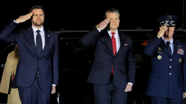 美國副總統J.D.萬斯、國防部長皮特·赫格塞特及參謀長聯席會議主席丹·凱恩行軍禮。