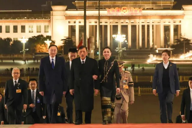 พระบาทสมเด็จพระเจ้าอยู่หัว และสมเด็จพระนางเจ้า ฯ พระบรมราชินี เสด็จพระราชดำเนินไปในงานเลี้ยงพระกระยาหารค่ำ ซึ่งรัฐบาลสาธารณรัฐประชาชนจีนจัดถวาย ในโอกาสที่เสด็จพระราชดำเนินเยือนสาธารณรัฐประชาชนจีนอย่างเป็นทางการ ระหว่างวันที่ 13 – 17 พ.ย. 2568