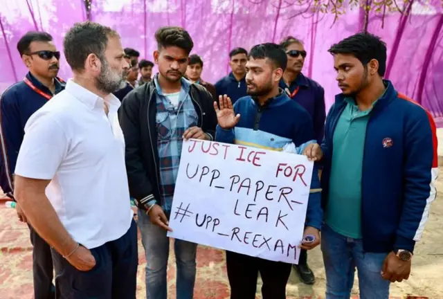 ਰਾਹੁਲ ਗਾਂਧੀ ਧਰਨਾਕਾਰੀ ਵਿਦਿਆਰਥੀਆਂ ਨੂੰ ਮਿਲਦੇ ਹੋਏ