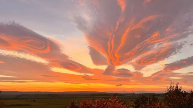 আকাশে গোলাকার মেঘ