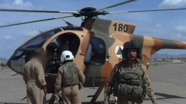 Momand helikopter önünde