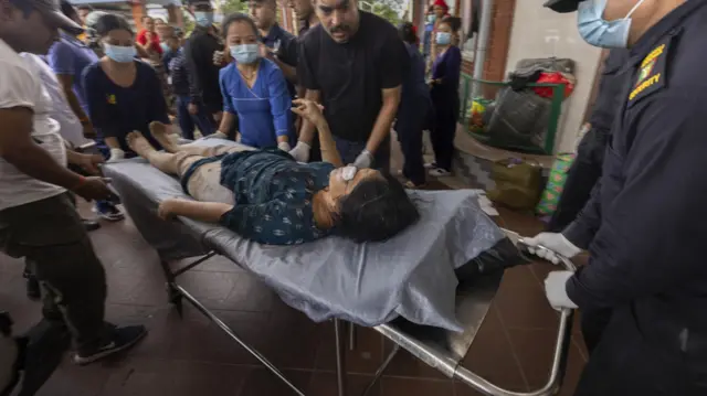 घायलों को अस्पताल पहुँचाया गया है.