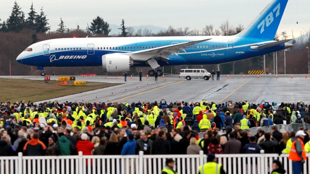2009年12月15日，在華盛頓州的佩恩機場，一架波音787夢幻客機準備滑行起飛進行首次試飛，與會者在一旁觀察