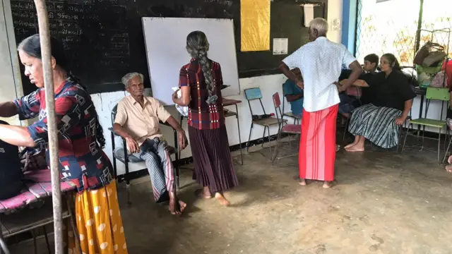 දියලපේ පාසැලේ තාවකාලිකව ලැගුම් ගෙන සිටින පුද්ගලයින්