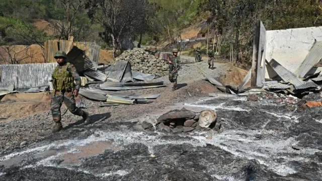 মণিপুরের সেনাপতি জেলায় জ্বালিয়ে দেওয়া ঘরবাড়ি পরিদর্শন করছেন ভারতীয় সেনা সদস্যরা - ফাইল ছবি