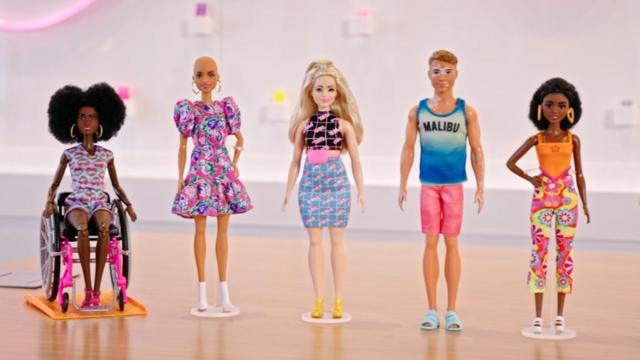 Barbies com deficiências, membros protéticos e uma com Síndromeapostador esportivo profissionalDown