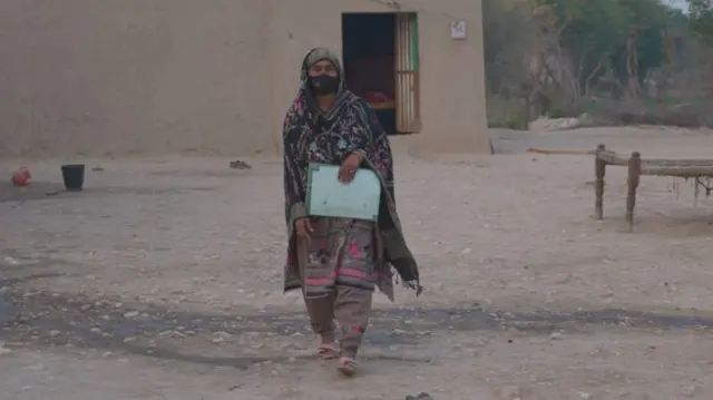 अकेले चुनाव प्रचार करतीं रेहाना मगसी