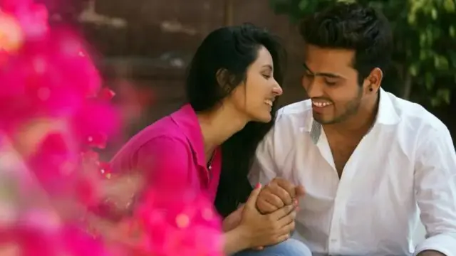 mata da miji riƙe da hannu