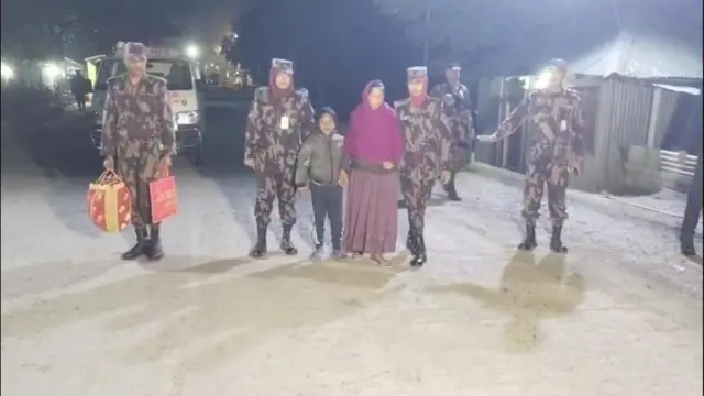 চাঁপাইনবাবগঞ্জের সোনামসজিদ সীমান্ত দিয়ে তাদেরকে ভারতে পাঠানো হয় 