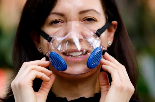 Mujer usa mascarilla transparente en México.