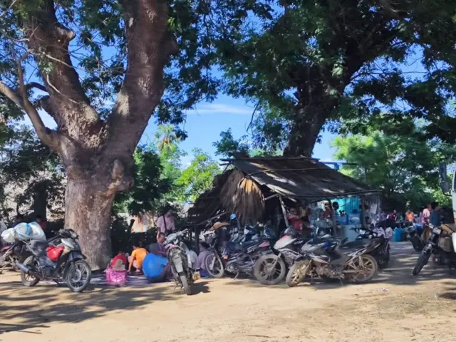 ရွှေဘို၊ ခင်ဦး၊ ရေဦး သုံးမြို့နယ်စုံရာဒေသကို စစ်တပ် စစ်ကြောင်းထိုးနေ၊ ဒေသခံထောင်နဲ့ချီတိမ်းရှောင်နေရ 