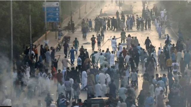 ইমরান খান গ্রেফতারের পর তার সমর্থকরা রাস্তায় বেরিয়ে ব্যাপক বিক্ষোভ করে