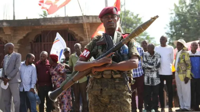 Umusirikare wo muri Repubulika ya Demokarasi ya Congo (FARDC) ari ku burinzi kw'ibarabara rimwe, inyuma y’uko ico gisirikare gisubiye kwigarurira ibice bitandukanye vyo mu kiyaya ca Ruzizi, inyuma y’uko abarwanyi ba M23 bikuye mu karere ka Uvira, i Sange mu ntara ya Kivu y’Epfo muri RD Congo kw’igenekerezo rya 12 Rusama 2026.
