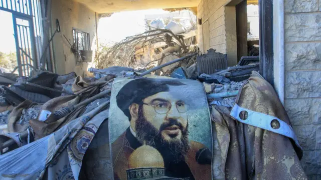 Um retrato do chefe do Hezbollah, Hassan Nasrallah,melhor jogo de cassino betanomeio à destruiçãomelhor jogo de cassino betanouma área alvomelhor jogo de cassino betanoataques aéreos israelenses durante a noitemelhor jogo de cassino betanoSaksakiyeh,melhor jogo de cassino betano26melhor jogo de cassino betanosetembro.