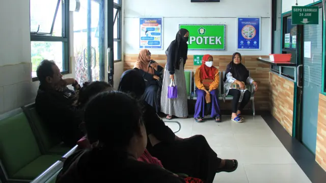 Sejumlah pasien menunggu di Rumah Sakit Umum Yarsi di Pontianak, Kalimantan Barat, Selasa (14/5).