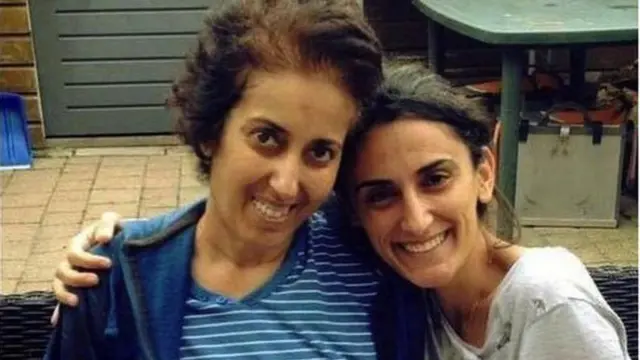 डॉ. जनान दादेविरेन त्यांच्या मावशीसोबत.