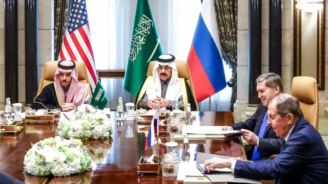 O ministro das Relações Exteriores saudita Faisal bin Farhan al-Saud (primeiro à esq.) conduz negociações sobre um cessar-fogo na guerra entre a Rússia e a Ucrânia com diplomatas americanos e russos, incluindo o ministro das Relações Exteriores russo Sergei Lavrov (primeiro à dir.). 