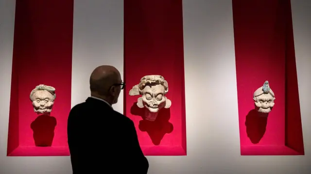 Muestra de esculturas de caras mayas