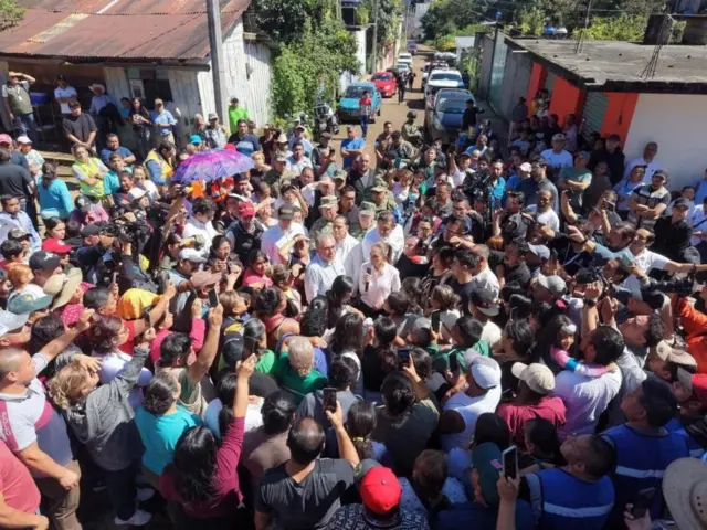 La presidenta Claudia Sheinbaum rodeada de pobladores afectados por las lluvias en el este de México