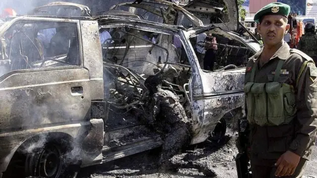 ২০০৬ সালে কলম্বো সহ শ্রীলংকার বিভিন্ন অংশ থেকে প্রায়ই আসত বিস্ফোরণ, হামলা ও ধ্বংসযজ্ঞের খবর