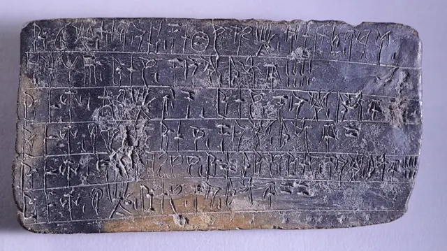 Tablet bertuliskan Linear B, terakota dari arsip Istana Nestor di Pylos (Yunani). Peradaban Mycenaean, sekitar abad ke-13 SM.