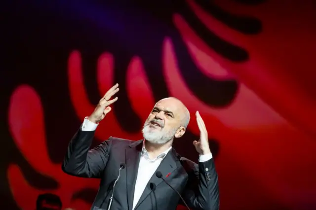 Edi Rama discursando, com bandeira da Albânia no fundo 