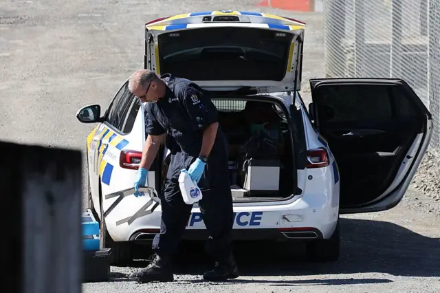 Carro de la policía de Nueva Zelanda después del operativo contra Phillips