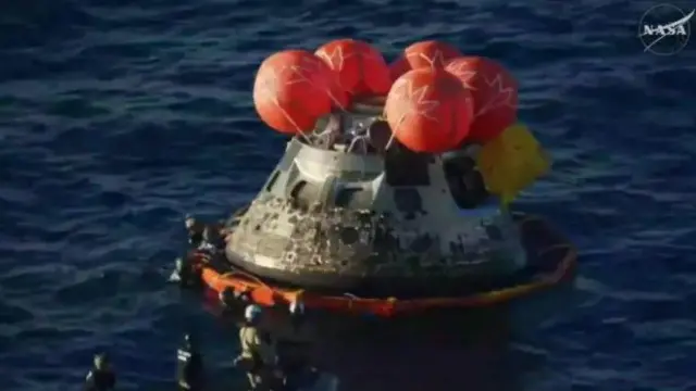 Капсула "Ориона" с надутыми поплавками