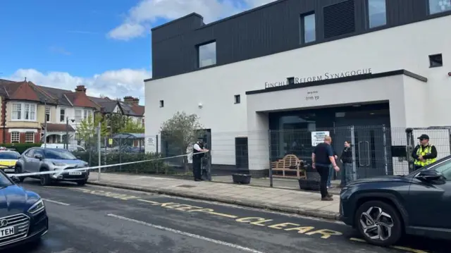 ماموران پلیس در محل یک کنیسه در شمال لندن  که هدف حمله با بطری حاوی بنزین قرار گرفت